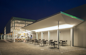 サービスエリア　テラス工事の写真